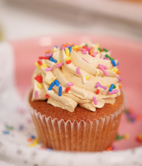 Dulce Banana Cupcakes topped with the silkiest 2 ingredient buttercream? YES 😍